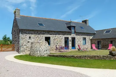 Gîte  groupe 12 ou 14 places (2 ch Pmr dans  longère en pierres avec  jardin)