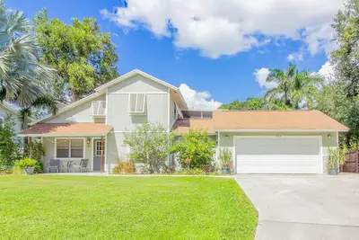 Image de Beautiful tranquil pool home near beaches and golf