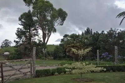 Gîte rural-grand jardin et vue sur la ferme.