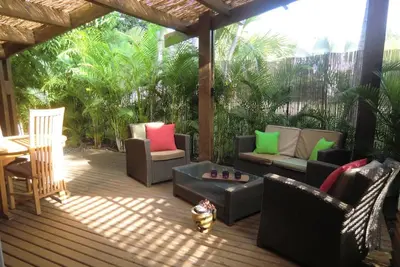 Image de Bungalow et ses terrasses zen nichés dans un jardin exotique proche du lagon