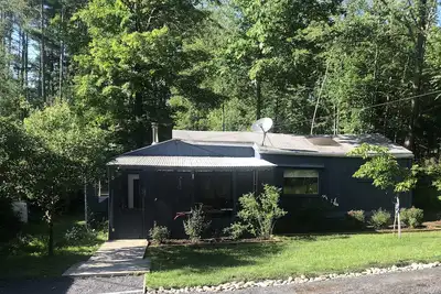 Image de Cabane Pike Lane dans les bois à Woodstock avec cascade, étangs à quelques pas de la ville