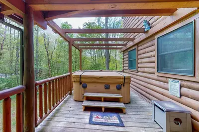 Image de Cabine de luxe avec plafonds voûtés, terrasse couverte et bain à remous privé!