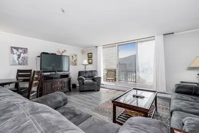 Image de Vaste condo de montagne avec terrasse arrière privée, vue sur l'étang et le snow tubing