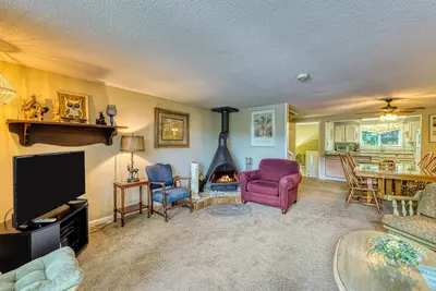 Image de Spacieux condo avec foyer au bois, balcon donnant sur l'étang, près du golf!