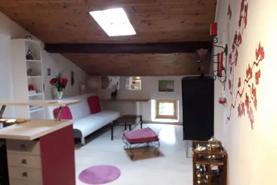 Image de T 3 mansardé dans maison de caractère