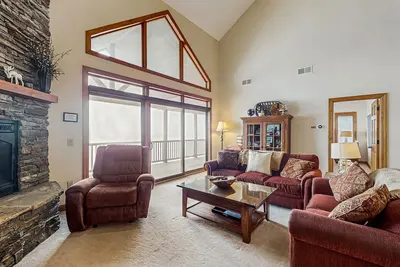 Image de Condo d'entrée de gamme amical pour chiens avec lumière naturelle et terrasse privée