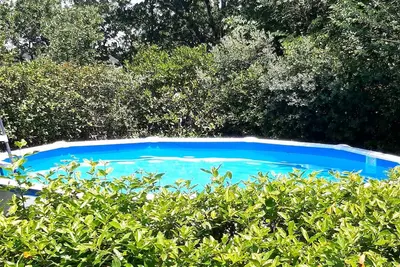 Image de Maisonnette sur terrain ombragé avec piscine à proximité du village
