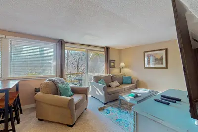 Image de Condo récemment rénové avec accès facile au pavillon de ski et au patio privé