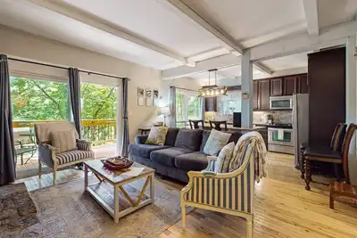 Image de Condo au rez-de-chaussée avec foyer en pierre + terrasse couverte
