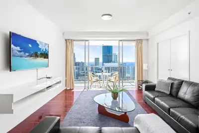 Image de Chevron Renaissance Level 27- Familial, au coeur de Surfers Paradise.