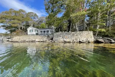 Image de Profitez de la vie privée isolée à ce chalet sur l'eau