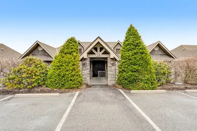 Image de Condo au sommet d'une montagne avec vue sur la pente, cuisine gastronomique et foyer en pierre