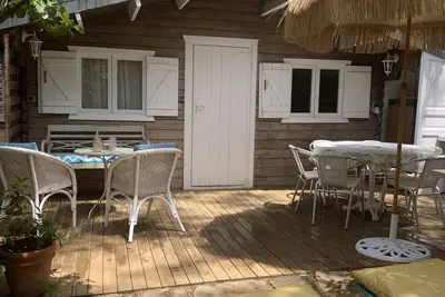 Image de Chalet avec accès privé à plage de Bonporteau dans parc fleuri et arboré