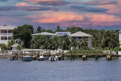 Image de Condo de luxe 4 chambres au bord de l'eau à Bayfront Suites & Marina (accessible)
