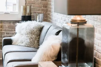 Image de Quartier des entrepôts de la Nouvelle-Orléans: Condo rustique moderne | 2 chambres 2 salles de bain