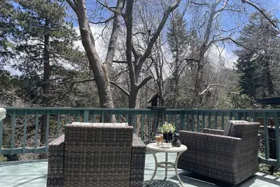 Image de Sweet Bear Cabin Mountain Getaway avec lit king et climatisation