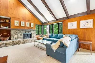 Image de Condo amical pour chien avec vue sur le parcours de golf et le foyer au bois