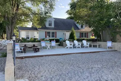 Image de Délicieusement spacieuse maison privée face à la plage pour 13 personnes sur le lac Érié!