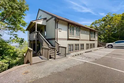 Image de Condo bien entretenu avec foyer en pierre, près des pistes!