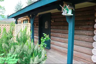 Image de Une cabane en rondins de 100 ans restaurée avec soin - avec une nouvelle salle de bains et une kitchenette