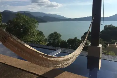 Image de Vue incroyable sur le lac, magnifique maison, meilleur service. En ville.