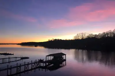 Image de Incroyable retraite au bord du lac - 6 chambres - quai privé - location de bateau