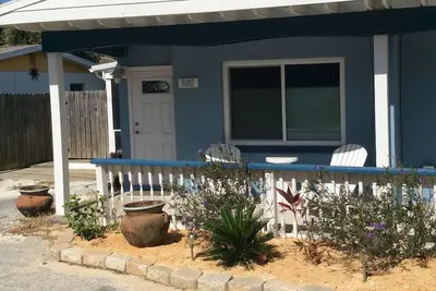 Image de Cozy Cocoa Beach Bungalow - à pied de la plage et de la jetée