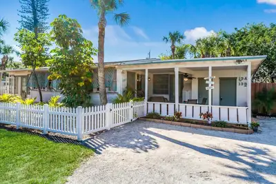 Image de Emplacement. Cottage de 3 chambres à coucher de la plage et à deux rues de Siesta Village