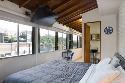 Image de Studio King Bed Ac, bain à remous By Exito Two Tv's