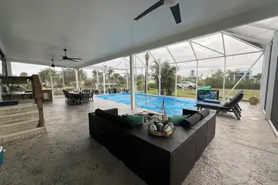 Image de New Listing \/ Great Vacation Retreat 3\/2 Maison avec piscine sur le canal avec ponton élévateur