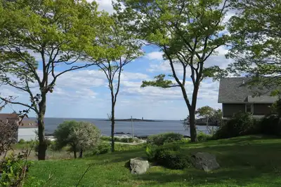 Superbes vues sur l'eau vive de l'océan depuis cette île des sommets