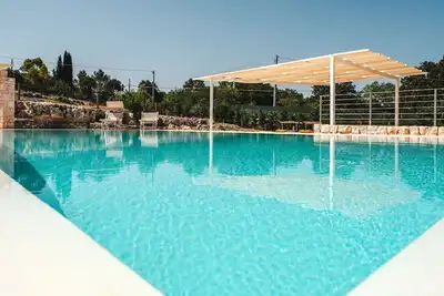 Image de Trulli Flora, niché entre une magnifique piscine d'eau salée et les collines de Barsento