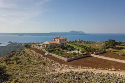 Image de Aquila Villa, une nouvelle villa avec vue panoramique à couper le souffle et une grande piscine