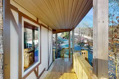 Image de Nouvellement meublé maison au bord des pistes avec une cheminée!
