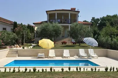 Image de Belle maison de vacances tranquille avec trois appartements et piscine