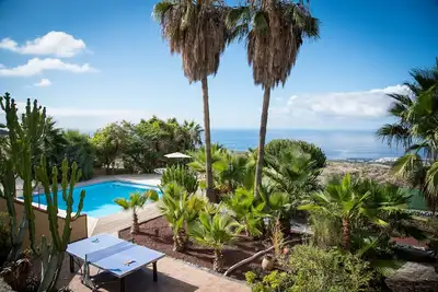 Image de belle maison de vacances en maison de vacances privée avec piscine chauffée