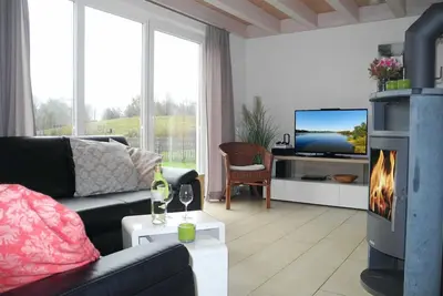 Décoré avec goût et entièrement équipé avec jardin sur le lac