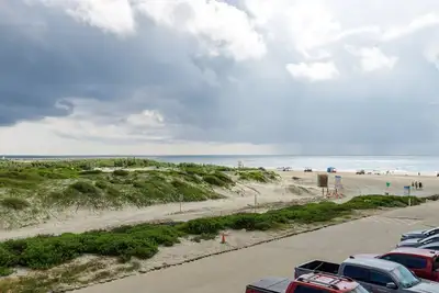 Image de Propriété située au 2ème étage avec un emplacement incomparable avec vue sur la plage et la piscine!