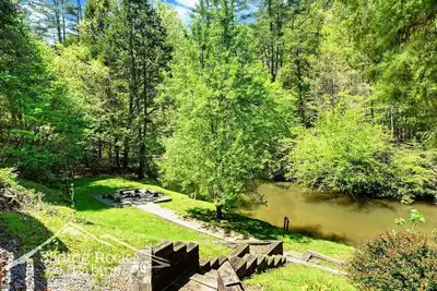 Image de Riverfront, bain à remous, véranda, zone pour les animaux de compagnie-clôturée, table de billard
