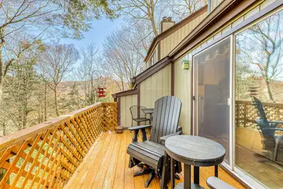 Image de Condo Woodland près du chalet de ski avec balcon privé et foyer au bois