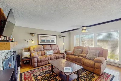 Image de Marchez sur les pistes à partir de ce condo à flanc de montagne actualisé avec mezzanine et balcon couvert