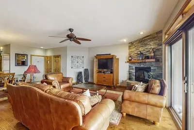Image de Condo de luxe Mountain Vista avec ameublement mis Ă jour, vues larges et foyer en pierre