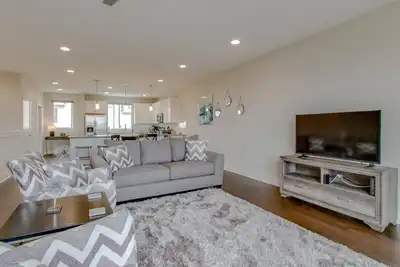 Image de Survol De La Ville ✦ COMMODITÉS De Luxe ✦ Walk 2 Top Golf