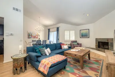 Image de Maison de ville de West Hollywood avec loft et balcons