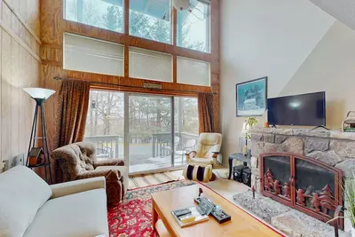 Image de Condo d'entrée de niveau qui accepte les animaux avec des vues imprenables, entouré de sentiers