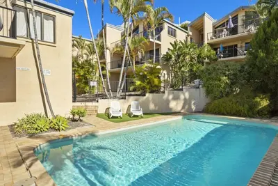 Image de 5 minutes à pied de la rue Hastings - Unité 9 Descola 6 Noosa Drive