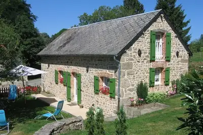 Image de Le Pré des Vergnes 4****-La maison des 3 petits cochons avec étang