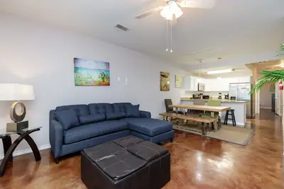 Image de Belle nouvelle maison de ville avec une piscine d'eau salée pétillante!