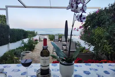 Image de Maison pieds dans l'eau, face à la mer, dans un village calme - Wifi