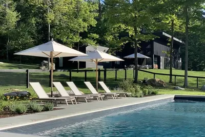 Image de Luxueux domaine moderne avec piscine chauffée, bain à remous et au bord du lac!